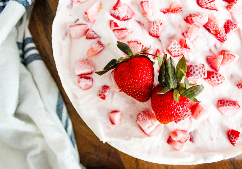strawberry frozen yogurt pie with fresh strawberries on top